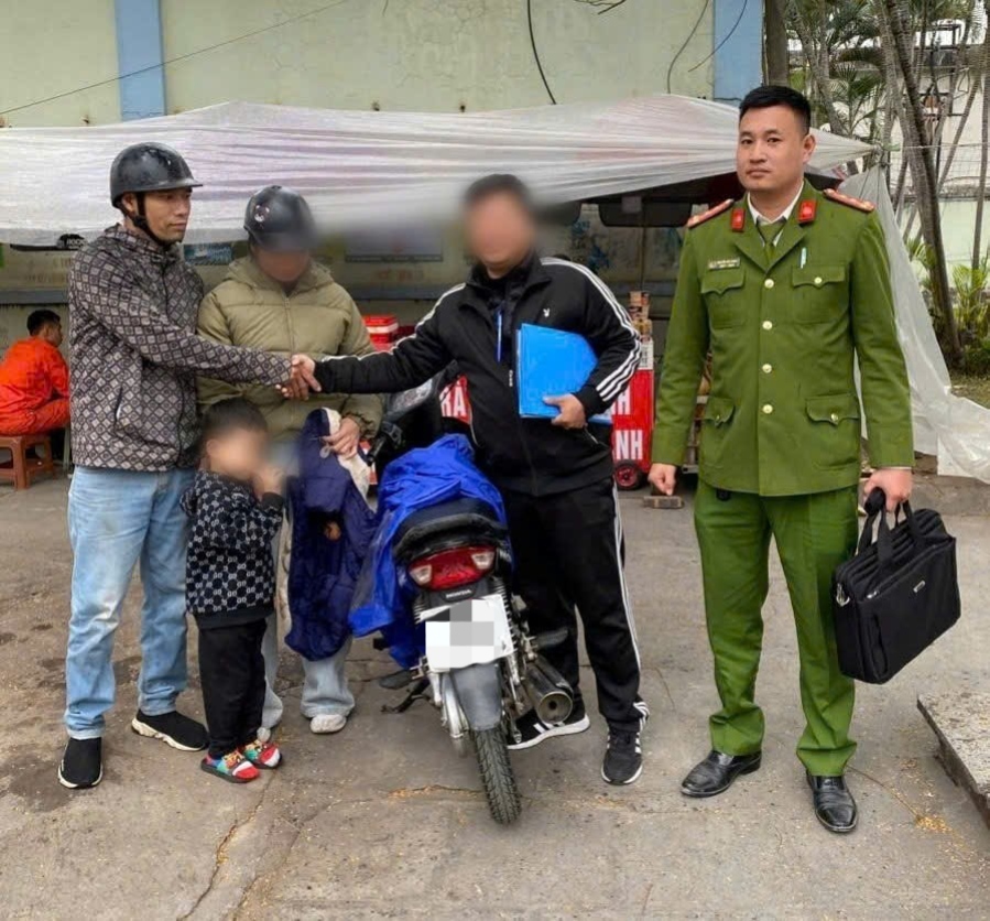 Công an phường Hồng Bàng kịp thời cứu, ngăn chặn ý định tiêu cực của công dân trên cầu Bính